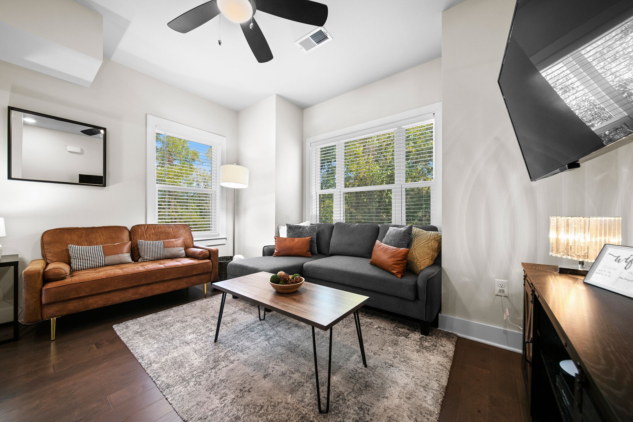 Smart TV, libros y oficina 