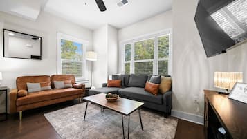 Smart TV, libros y oficina