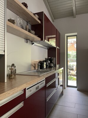 ثلاجة، فرن، موقد طهي مسطح، غسالة أطباق