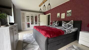 3 bedrooms, free WiFi, bed sheets, wheelchair access
