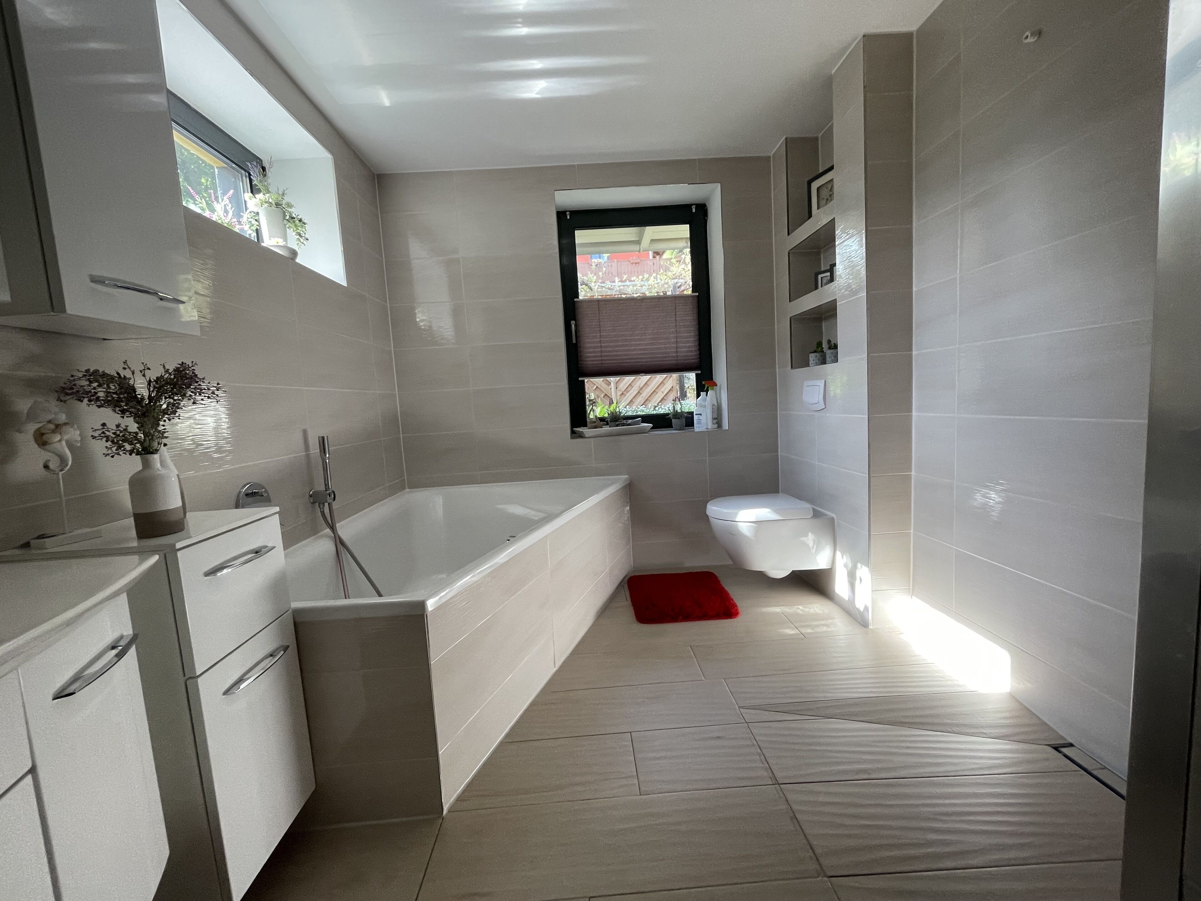 Baignoire, sèche-cheveux, serviettes fournies, savon