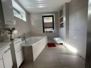 Bañera, secador de pelo, toallas, jabón