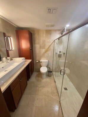 Combined shower/bathtub, towels, toilet paper