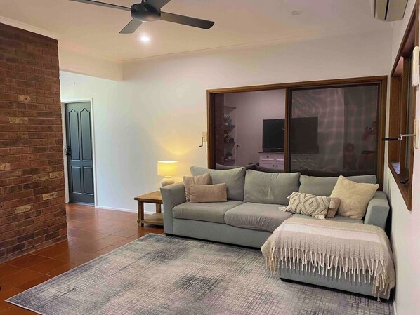 Televisión, reproductor de DVD, libros y videoteca 