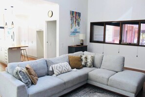 Televisión, reproductor de DVD, libros y videoteca 