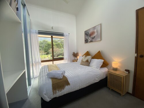 On the Yarra River. Mountain Views. Big Gardens on 2 acres. 
4 mins to Redwoods