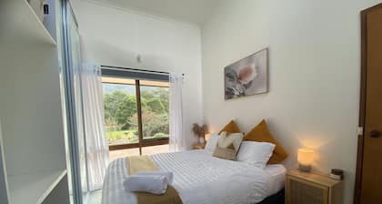 On the Yarra River. Mountain Views. Big Gardens on 2 acres.
4 mins to Redwoods