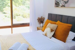Escritorio, tabla de planchar con plancha, cuna de viaje y wifi gratis