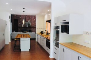 Refrigerador, microondas, parrilla de estufa y lavavajillas 