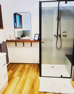 Douche, sèche-cheveux, serviettes fournies, savon