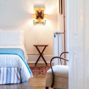 5 bedrooms, desk, iron/ironing board, travel crib - Junqueira Gardens - large restored old house with garden and private pool (Lisboa)