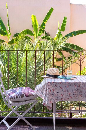 Outdoor dining - Junqueira Gardens - large restored old house with garden and private pool (Lisboa)