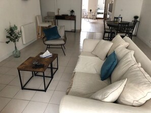 Una televisión, libros