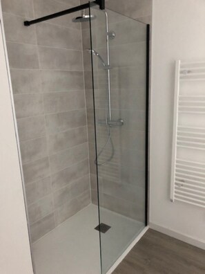 Een douche, een haardroger, handdoeken, zeep