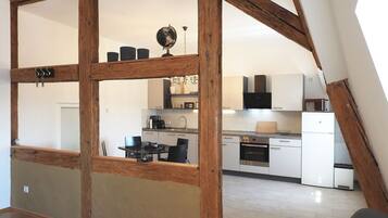 Kühlschrank, Mikrowelle, Herdplatte, Geschirrspüler