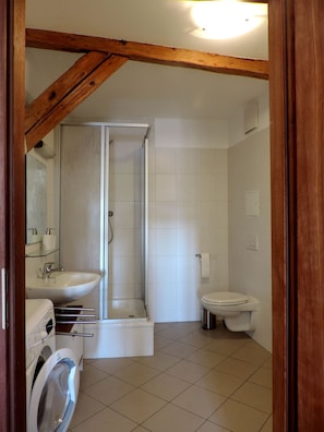 Een douche, een haardroger, handdoeken, zeep