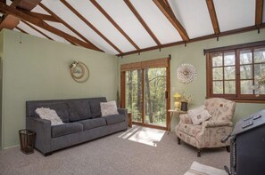 Smart TV, DVD player, books, video library - Quiet cottage nestled in the woods (Mount Gilead)