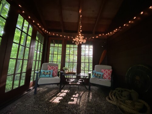 Quiet cottage nestled in the woods