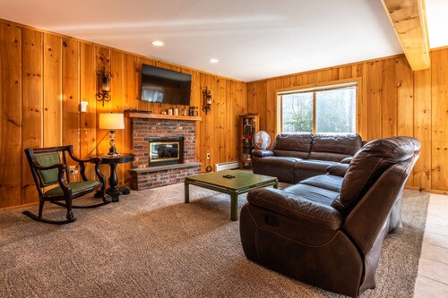 Cozy Vermont Summer House, Backyard & Firepit- 5 Min to Mt Snow- Spacious 4BR!