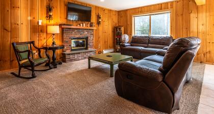 Cozy Vermont Summer House, Backyard & Firepit- 5 Min to Mt Snow- Spacious 4BR!