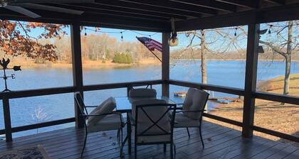 Cheerful 3 Bedroom home on a semi-private lake