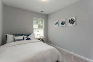3 bedrooms, iron/ironing board, free WiFi, bed sheets - Beautiful New Construction Near Airport (Atlanta)