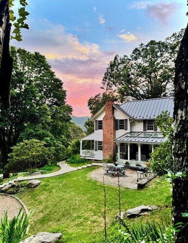 No Fee Luxurious 1885 Farmhouse: Horses, Goats, & Fresh Eggs