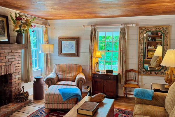 Smart TV, lareira, pebolim, livros