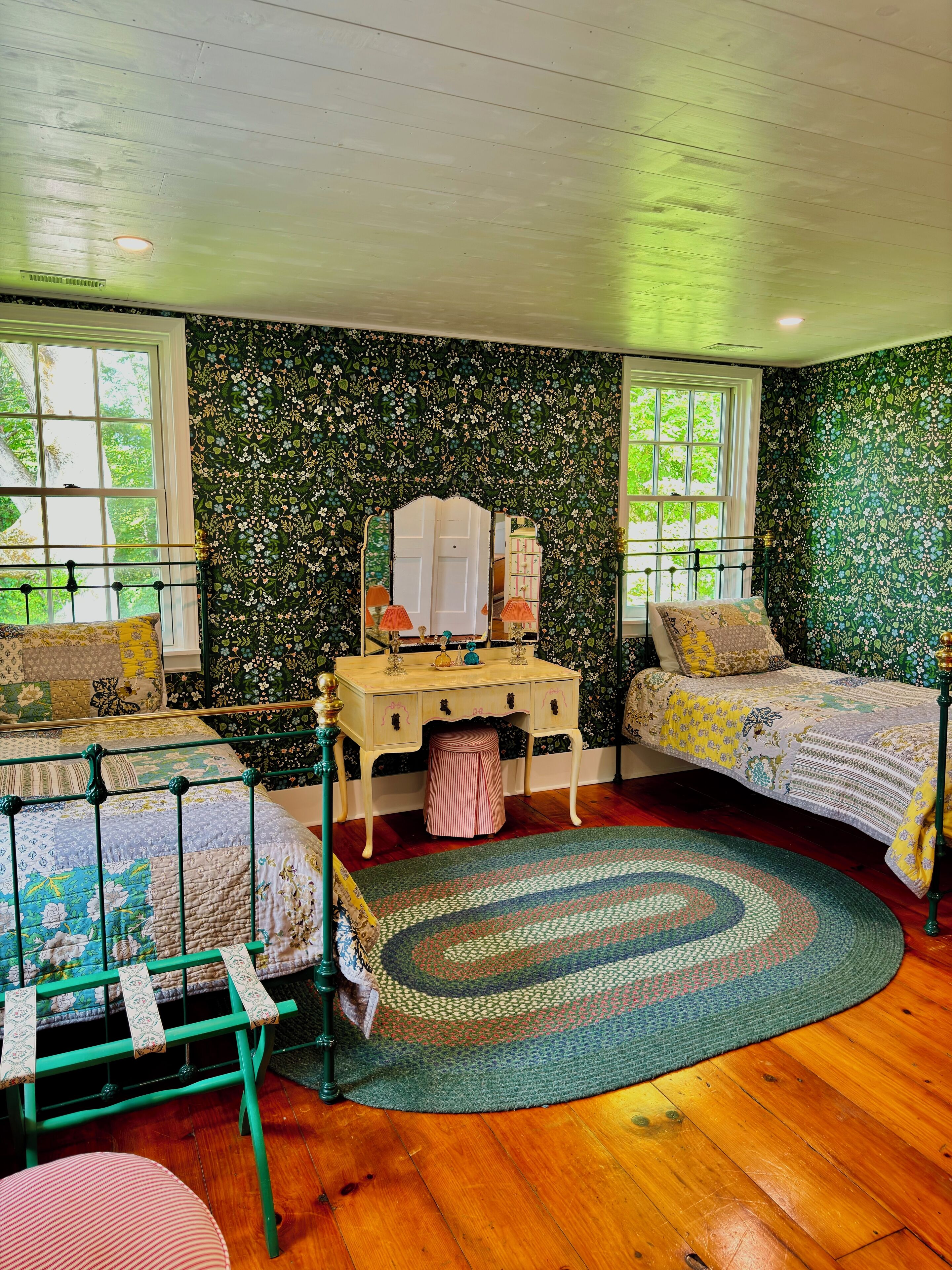 3 quartos, escrivaninha, ferros/tábuas de passar roupa