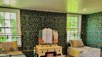 3 quartos, escrivaninha, ferros/tábuas de passar roupa