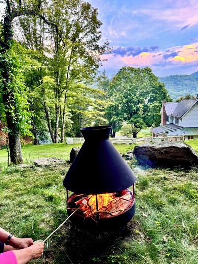 Renovated 1885 Farmhouse: Horse, Goats, & Fresh Eggs