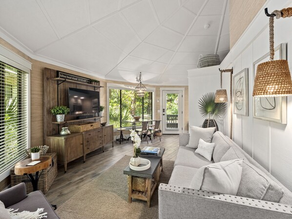 TV, DVD player - 6 Night Heron - 1 Bedroom Villa with Sunny on site Pool. Easy Walk to Beach! (Hilton Head Island)