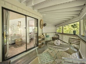 Outdoor dining - 6 Night Heron - 1 Bedroom Villa with Sunny on site Pool. Easy Walk to Beach! (Hilton Head Island)