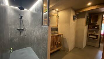 Douche, sèche-cheveux, serviettes fournies, savon