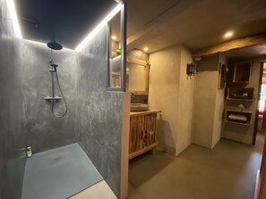 Een douche, een haardroger, handdoeken, zeep