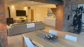 Dining - Beautifully appointed property at the foot of the Black Mountains. (Brecon)