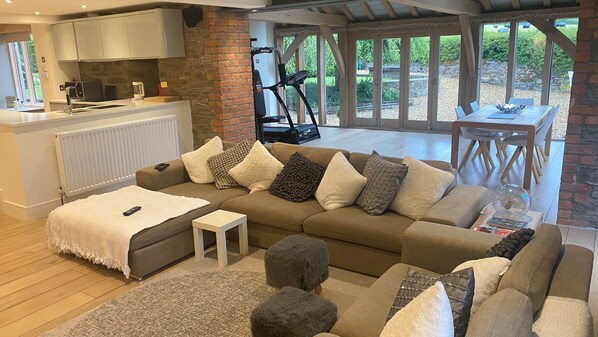 Télévision à écran plat, chaîne hi-fi