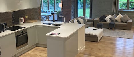 Réfrigérateur, four à micro-ondes, un four, surface de cuisson