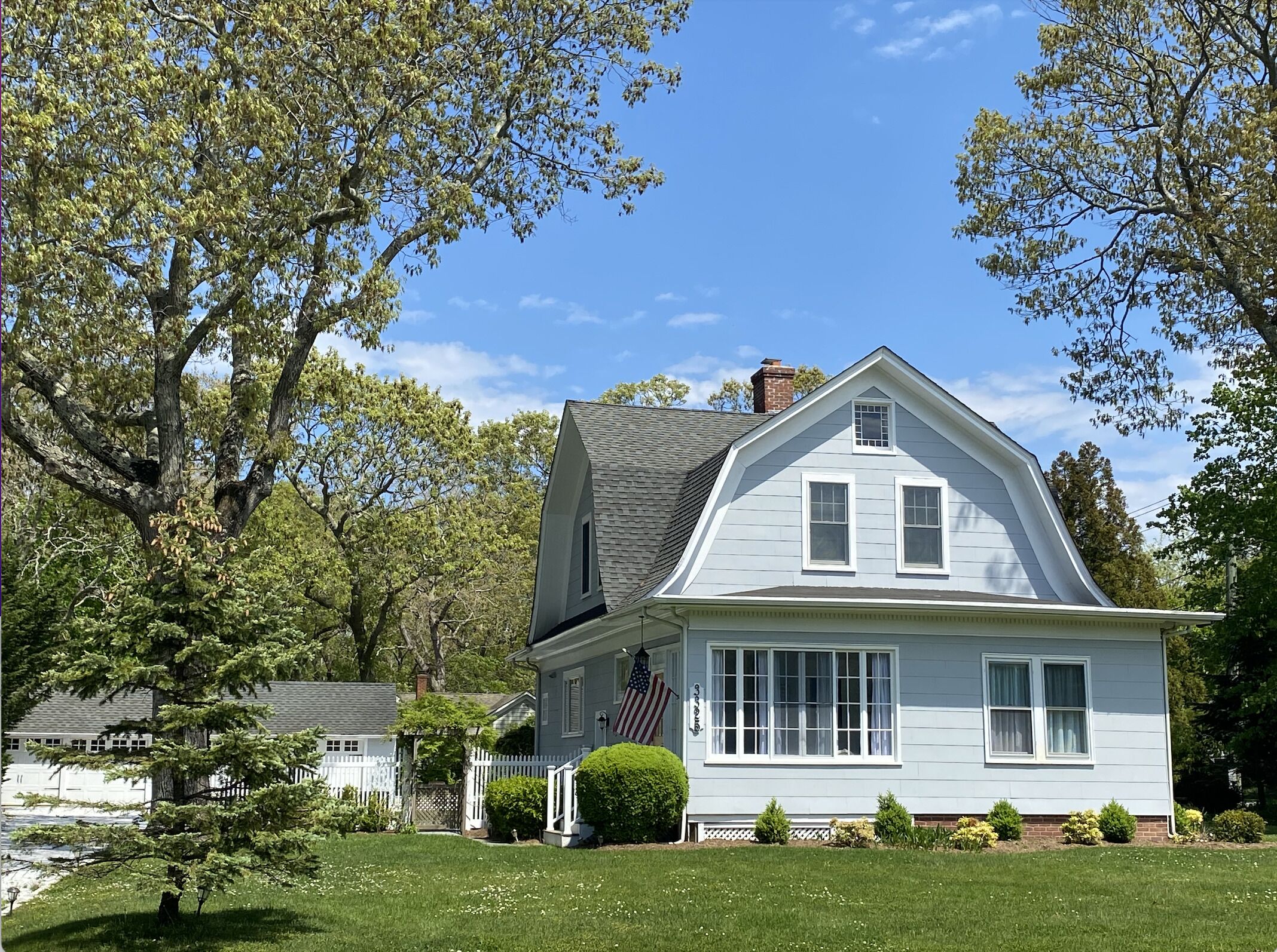 Charming, Historic Farmhouse close to restaurants, vineyards and beach.