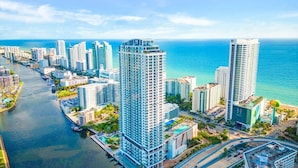 Un hotel modern i alt, situat a prop d'una riba amb vistes a l'oceà.