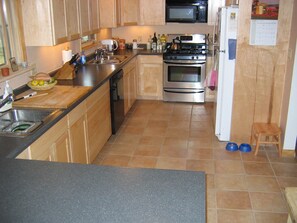 Ofen, Mixer, Kaffeemühle, Esstisch