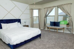 4 bedrooms, in-room safe, desk, iron/ironing board - Gorgeous new home! Near SeaWorld, Six Flags, Riverwalk & LAFB! (San Antonio)