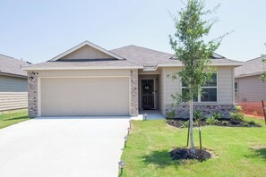 Exterior - Gorgeous new home! Near SeaWorld, Six Flags, Riverwalk & LAFB! (San Antonio)