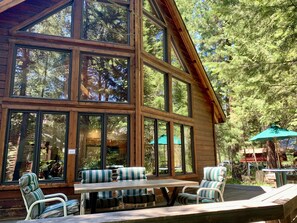 Outdoor dining - Huckleberry Hytte-Family fun retreat by lake & park (McCall)
