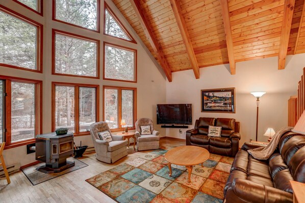 Fernseher, Kamin, Tischfußball