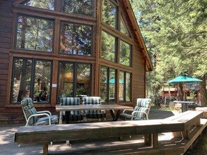 Outdoor dining - Huckleberry Hytte-Family fun retreat by lake & park (McCall)