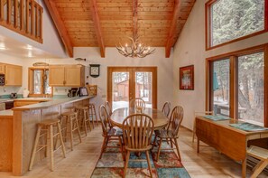 Dining - Huckleberry Hytte-Family fun retreat by lake & park (McCall)