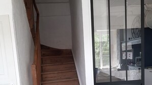 A staircase leading to a balcony with a view of the outdoors. - 3 bedroom house (Siaugues-Sainte-Marie)