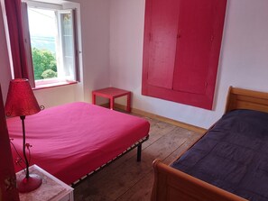 3 chambres, fer et planche à repasser
