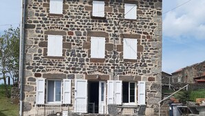 A stone building with multiple windows and a chimney. - 3 bedroom house (Siaugues-Sainte-Marie)